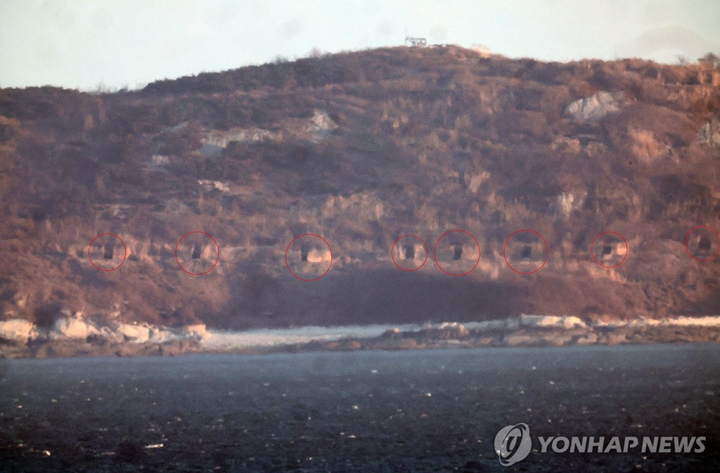 Hình ảnh pháo binh trên khu vực ven biển trên một hòn đảo của Triều Tiên. (Ảnh: Yonhap)