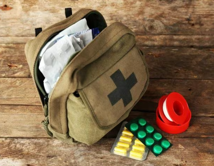 Thuốc men và đồ sơ cứu là vật dụng thường bị bỏ qua nhưng hữu ích cho du khách. (Ảnh: Shutterstock)