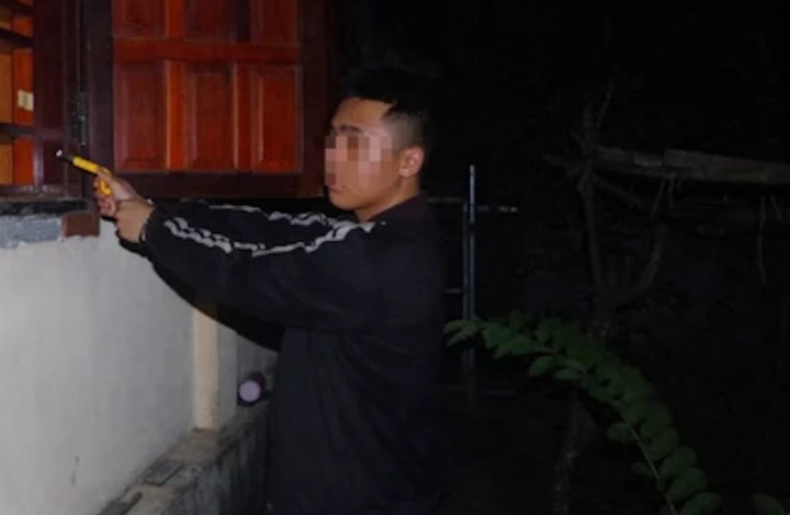 Phạm Minh Tuấn trong quá trình phục dựng hiện trường vụ án