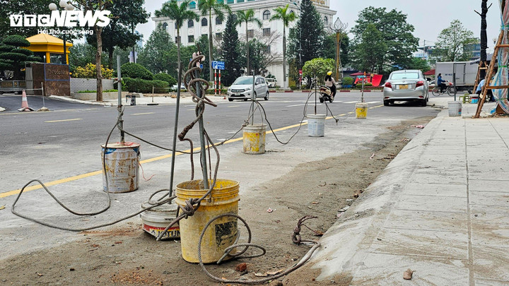 Người dân chăng dây chiếm chỗ để thu tiền trông giữ xe không đúng quy định.