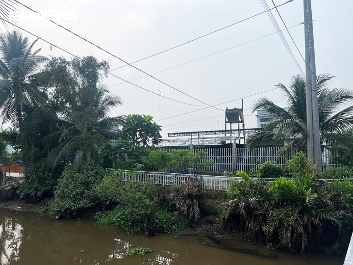 Ngay lúc này, một nam thanh niên rời đi trên chiếc xe máy hiệu SH mode với tốc độ cao. Người dân đến kiểm tra thì phát hiện chị N.T.H.P. (22 tuổi, nhân viên quán cà phê) trọng thương, nằm thoi thóp và tử vong sau đó.