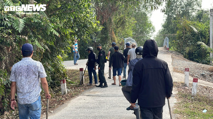 Lực lượng Công An TP.HCM và Long An chia nhiều hướng, tiếp tục công tác truy tìm nghi phạm.