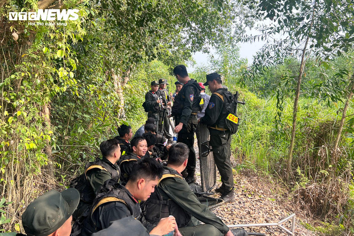 Như VTC News đưa tin, khoảng 10h ngày 6/1, người dân nghe tiếng la hét bên trong căn ki ốt đồng thời là quán cà phê, giải khát trên Quốc lộ 22 (xã Xuân Thới Sơn, huyện Hóc Môn, TP.HCM).