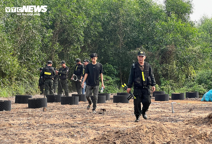Hiện có hàng trăm cán bộ, chiến sỹ các lực lượng thuộc Công an TP.HCM và Công an Long An được huy động để triển khai các phương án chốt chặn, truy tìm nghi phạm.
