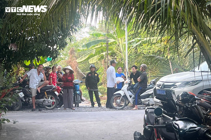 Người dân hiếu kỳ theo dõi lực lượng chức năng truy tìm nghi phạm đang bỏ trốn.