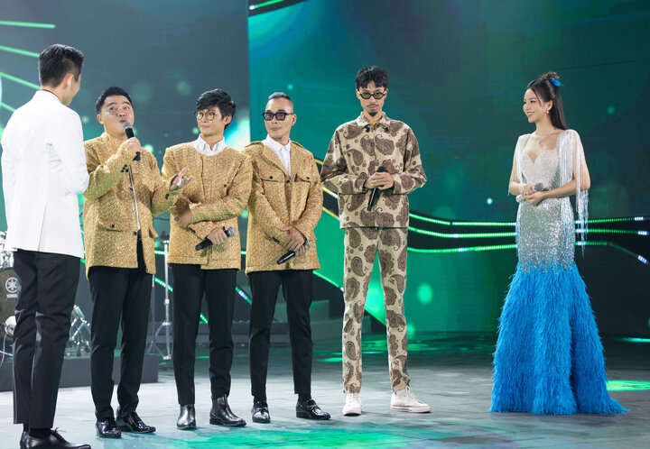 Trong dàn khách mời năm nay, Á hậu Thuỵ Vân còn giao lưu với cả BinZ, nhóm MTV và Đen Vâu.