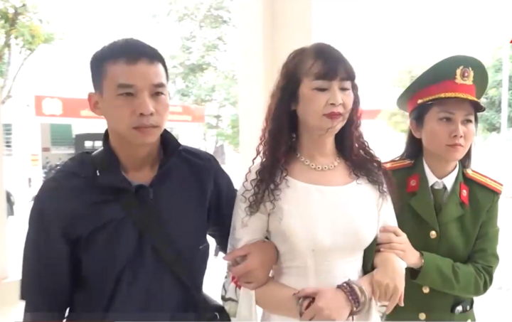 Đối tượng Nguyễn Kim Tiến (áo trắng) bị bắt giữ. (Ảnh ANTV)