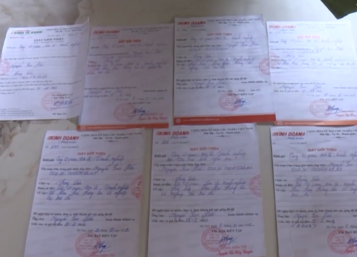Một số giấy giới thiệu của cơ quan báo chí được tìm thấy tại nhà Nguyễn Kim Tiến. (Ảnh: ANTV)