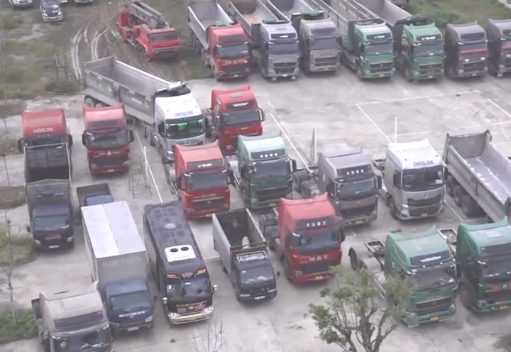 Công an tạm giữ hàng chục xe tải dán logo "Kim Tiến" để điều tra, làm rõ. (Ảnh: ANTV)