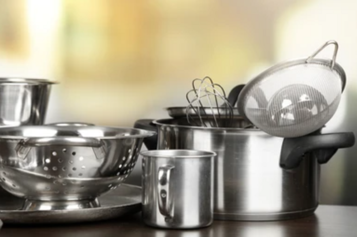 Nên mua đồ gia dụng bằng inox 304 hay 316 là băn khoăn của nhiều người. (Ảnh: Shutterstock)