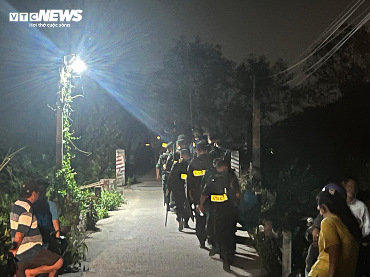 Các lực lượng chức năng di chuyển vào cánh rừng.