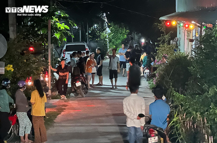 Người dân địa phương hiếu kỳ tập trung theo dõi vụ truy bắt.