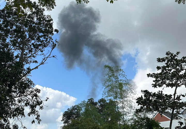 Khói bốc ra từ hiện trường vụ máy bay quân sự rơi ở Quảng Nam.