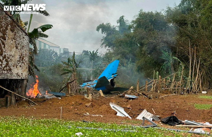 Hiện trường vụ máy bay quân sự rơi ở Quảng Nam. (Ảnh: Trung Trần)