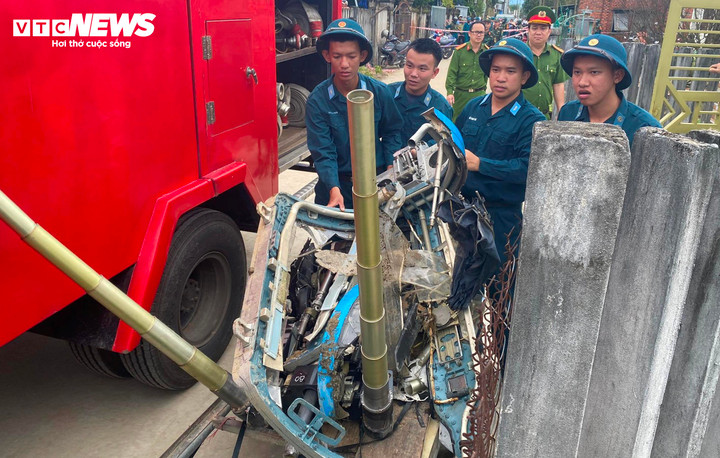Phần xác máy bay rơi đang được lực lượng thuộc quân đội đưa khỏi hiện trường.