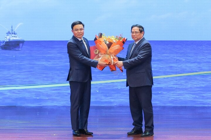 Thủ tướng Chính phủ Phạm Minh Chính trao quyết định cho Chủ tịch HĐTV Tập đoàn Dầu khí Việt Nam.