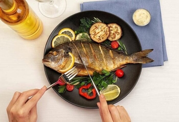 Ăn cá hoặc thịt đảm bảo chất lượng rộng lớn được rất đông người quan hoài. (Ảnh minh hoạ)
