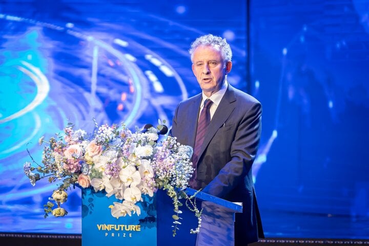GS. Richard Henry Friend, Chủ tịch Hội đồng Giải thưởng VinFuture phát biểu tại Lễ trao giải VinFuture 2023.