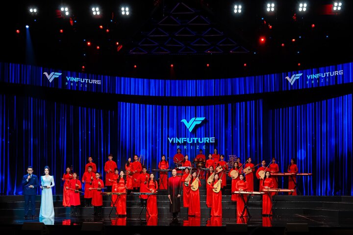 Tối 20/12, Lễ trao giải VinFuture năm 2023 đã diễn ra tại Nhà hát Hồ Gươm (Hà Nội) quy tụ các nghệ sĩ đẳng cấp và hàng trăm nhà khoa học hàng đầu thế giới.