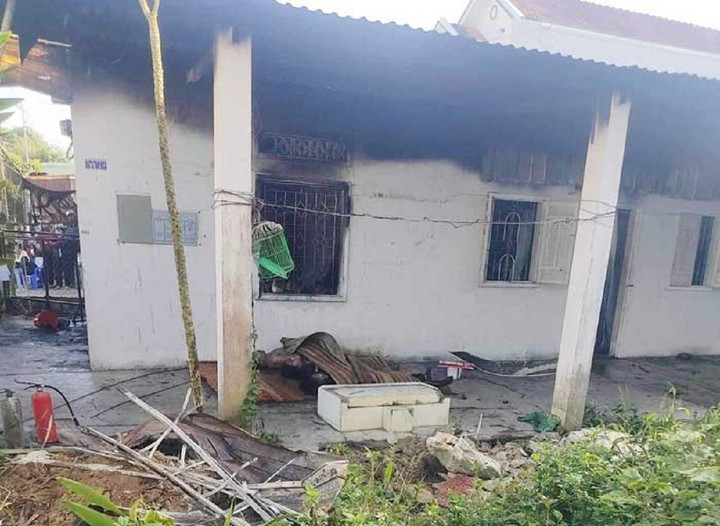 Hiện trường là phòng trọ rộng khoảng 20m2. Trong phòng trọ chứa nhiều quần áo, 1 xe đạp điện, 1 xe gắn máy và nhiều đồ đạc.