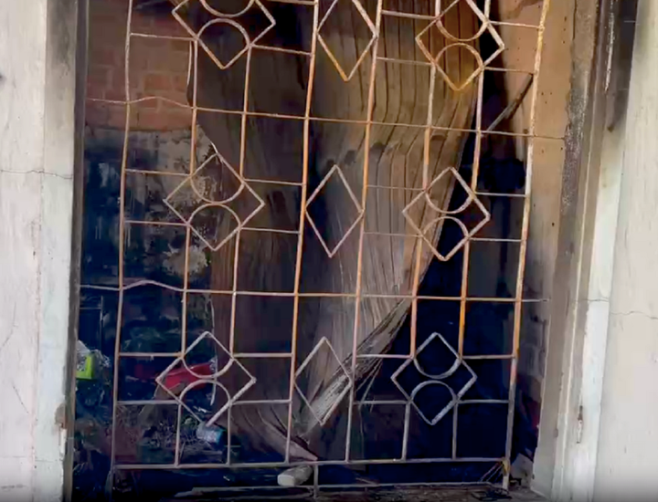 Toàn bộ vật dụng trong phòng trọ bị thiêu rụi.