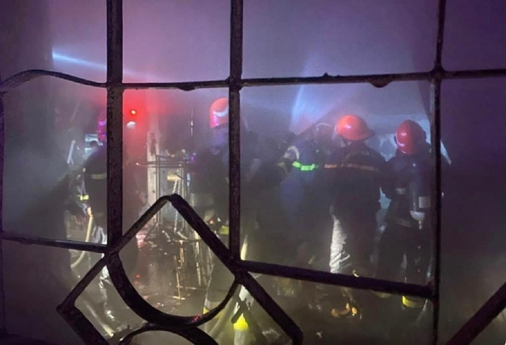 Đến 2h15 cùng ngày, đám cháy cơ bản được khống chế, lực lượng chức năng đã nhanh chóng triển khai lực lượng tìm kiếm nạn nhân.