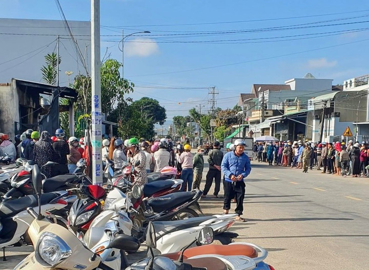 Nhiều người dân hiếu kì đứng bao quanh khu vực xảy ra vụ cháy có nhiều nghi vấn.