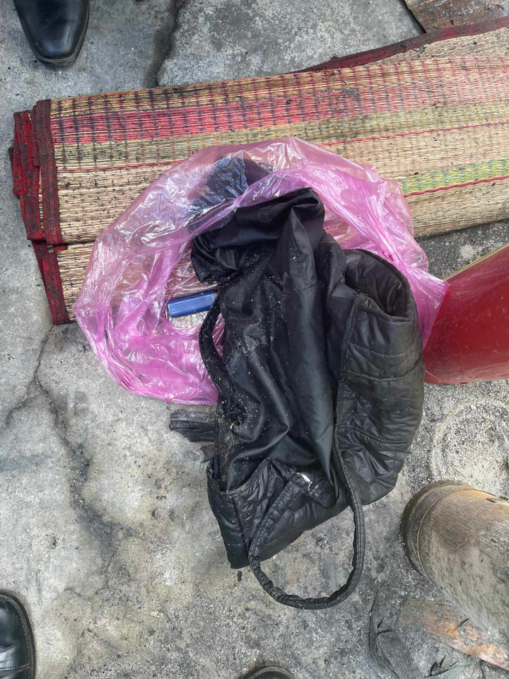 Nhiều vật dụng được phát hiện trong phòng trọ nghi liên quan tới vụ cháy.