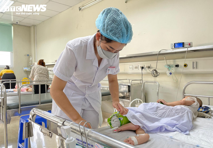 Phó Thủ tướng yêu cầu Bộ Y tế sớm xây dựng bảng lương mới cho y bác sĩ.