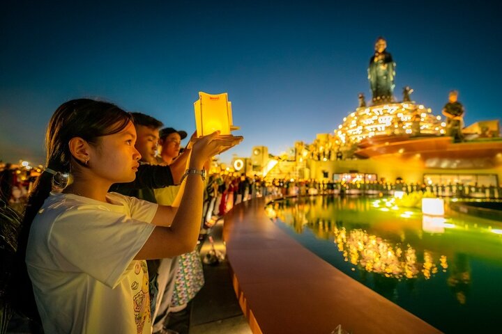 Hơn trăng tròn.000 ngọn đèn sẽ tiến hành thắp sáng sủa nhập Lễ Khai quang quẻ Tượng Phật Di Lặc. (Ảnh: Nguyễn Minh Tú)