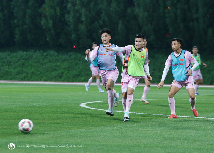 Đội tuyển Việt Nam tập chiều tối ngày 8/1 trên sân Al Rayyan 2. (Ảnh: VFF)