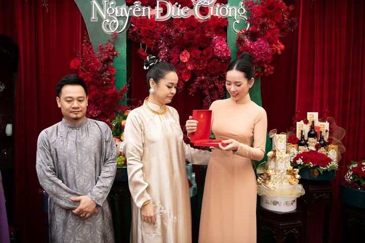 Điều thú vị là trong dàn đỡ tráp của Vũ Hạnh Nguyên và nhạc sĩ Nguyễn Đức Cường có cả những người đã lập gia đình như MC Phí Linh và Mrs Vietnam 2018 Nguyễn Thị Khuyên. Theo cô dâu chia sẻ, cặp đôi đã nhờ những người có gia đình hạnh phúc đỡ tráp để "xin vía".