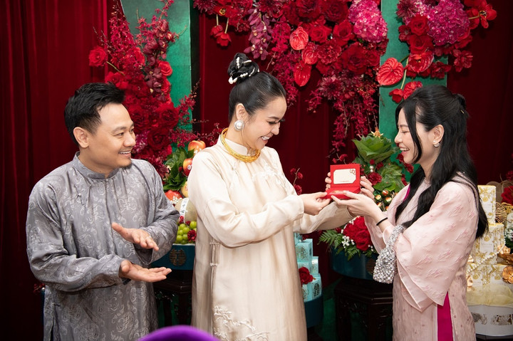 Trong lễ ăn hỏi, Vũ Hạnh Nguyên được gia đình và người thân trao cho những món quà giá trị. Cụ thể, mẹ Vũ Hạnh Nguyên trao cho con gái chiếc kiềng vàng 1,5 cây kèm theo vòng ngọc trị giá 20.000 USD (gần 500 triệu đồng). Chị ruột “yêu nữ" cũng tặng em gái 1 cây vàng kèm theo quà bằng tiền mặt. Về phía gia đình Nguyễn Đức Cường, mẹ anh trao cho nàng dâu mới chiếc vòng tay trị giá 1,2 cây vàng.