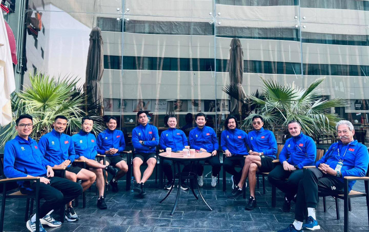 Phút thảnh thơi của đội ngũ trợ lý đội tuyển Việt Nam tại khách sạn Holiday Villa.