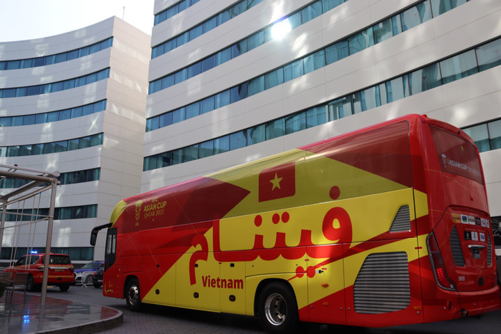 Khách sạn Holiday Villa nằm ở trung tâm thành phố Doha, cách sân bay quốc tế Hamad chỉ 10km. Đội tuyển Việt Nam chỉ mất khoảng 10 đến 20 phút để di chuyển tới sân tập Al Rayyan 2 và các sân thi đấu.