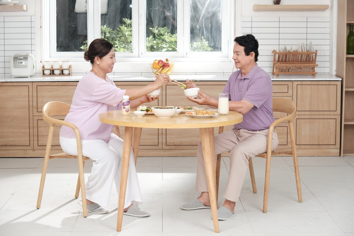 Värna Colostrum của Nutifood Thụy Điển là dòng sữa non được nghiên cứu và phát triển vì sức khỏe của người trưởng thành Việt.