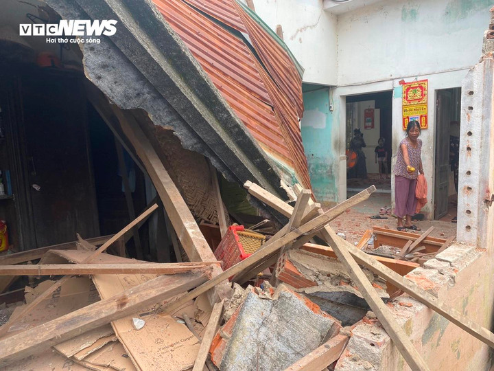 Phần sau nhà của anh Quốc đổ sập.