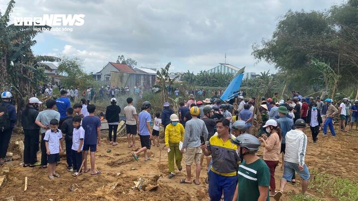 Dòng người đổ về hiện trường ngày một đông.