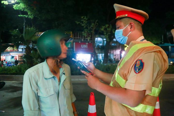 CSGT kiểm tra nồng độ cồn đối với tài xế.