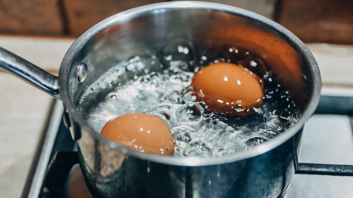 Tại sao nồi bị thâm sau thời điểm luộc trứng là thắc mắc rất nhiều người đưa ra. (Ảnh: Tasting Table)