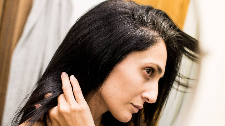 Ăn uống đủ chất là một trong những bí quyết giữ mái tóc đen cho người cao tuổi. (Ảnh: Healthshots)