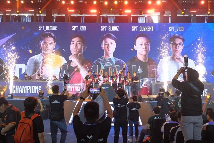 Spartacus Chim Sẻ Đi Nắng vô địch tại Chung kết Cyber Battle - Giải đấu Game Center toàn quốc 2023.