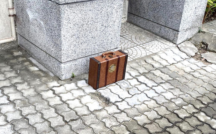 Chiếc vali do ông D. bỏ lại trước cổng Trường THPT Phan Châu Trinh.