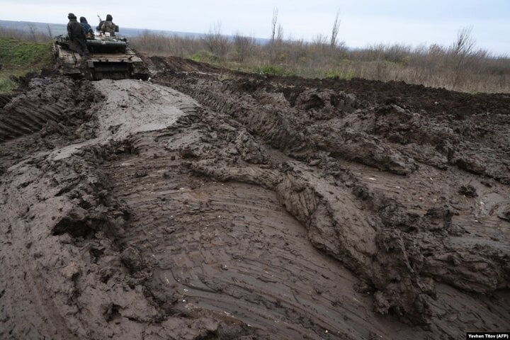 Bùn lầy trên chiến trường Ukraine.