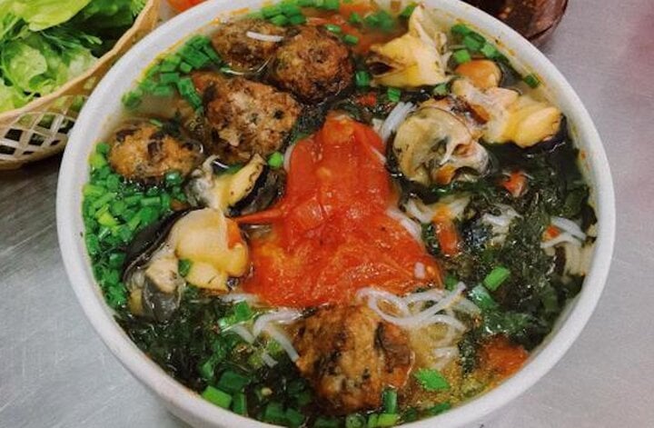 Mỗi quán bún ốc ở Hà Nội có một bí quyết nấu riêng nhưng đều có điểm chung là khiến thực khách ăn là nhớ