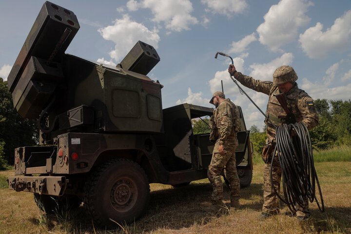 Binh sĩ Ukraine chuẩn bị triển khai hệ thống tên lửa phòng không di động AN/TWQ-1 Avenger do Mỹ viện trợ. (Ảnh: Reuters)