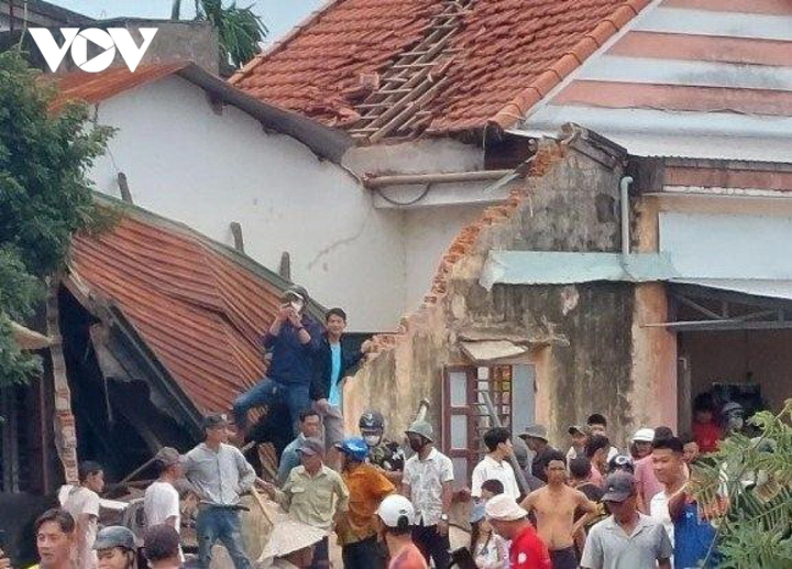 Một số ngôi nhà bị hư hỏng, tốc mái, nhiều đoạn tường nứt toác.