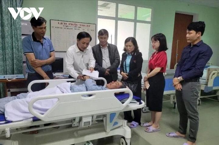 Ông Nguyễn Thanh Hùng được đưa đi cấp cứu