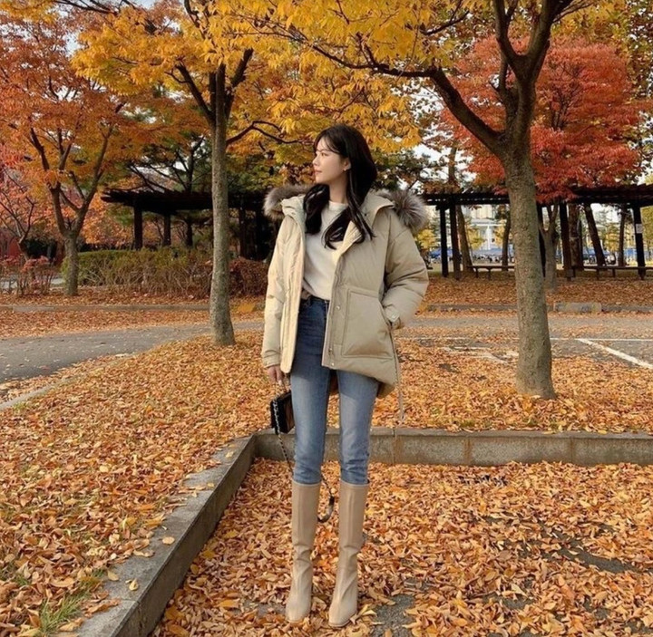 Kết hợp áo phao với quần jeans ôm sát.