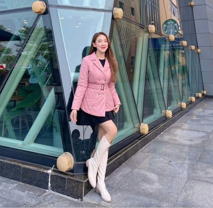 Áo phao kết hợp cùng chân váy ngắn.